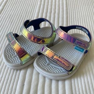 Lightly wore sandals